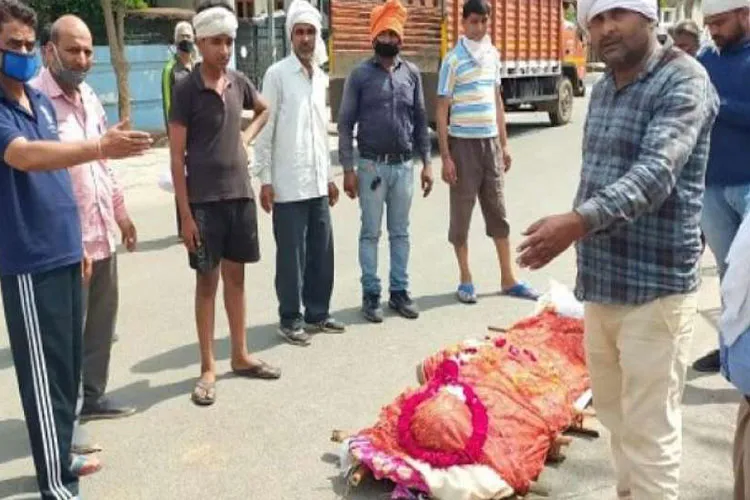 Lockdown: आखिरी वक्त में प्रियजनों की झलक तक को तरस गए हैं लोग <p>आखिरी वक्त में...- India TV Hindi