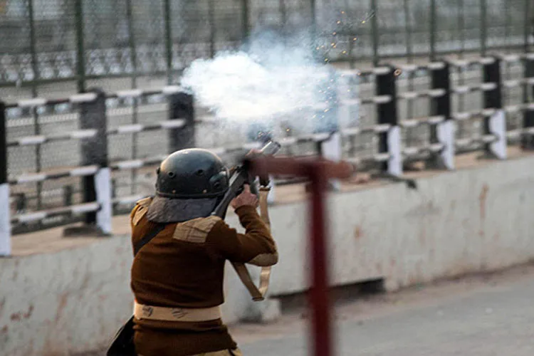 PAK: कराची में राशन वितरण के दौरान झगड़ा, पुलिस फायरिंग में महिला की मौत <p>Representational pic</p>- India TV Hindi