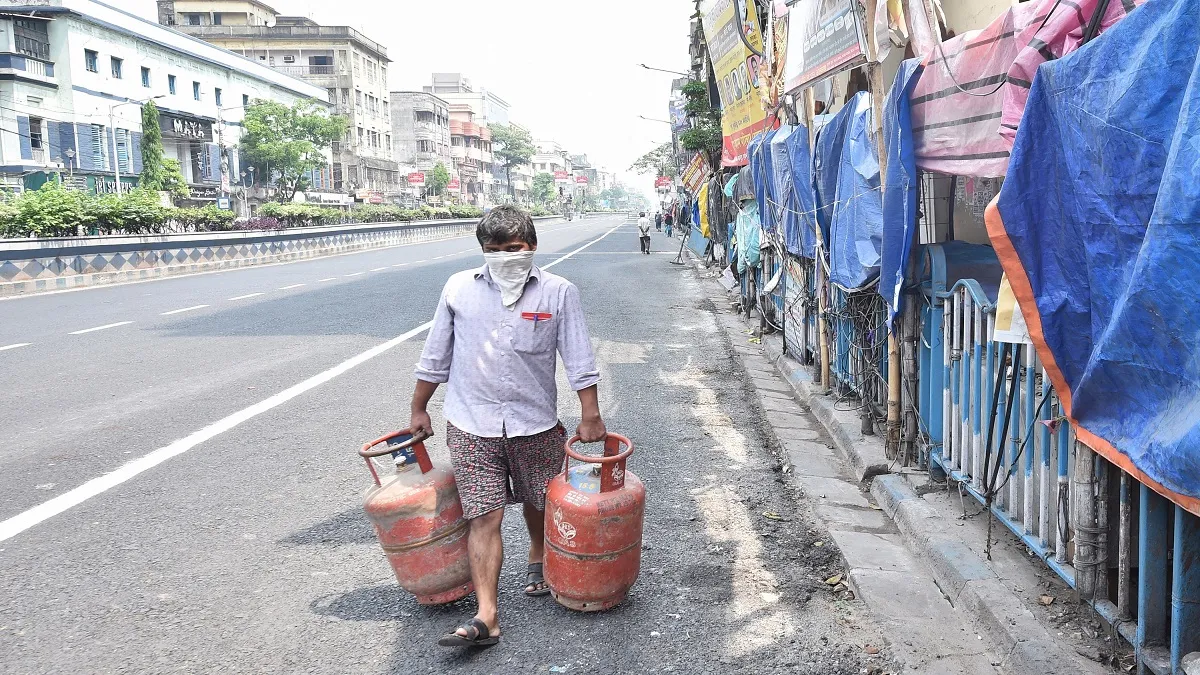 गरीबों को डेढ़ करोड़ एलपीजी सिलेंडर नि:शुल्क दिए गए: प्रधान Cylinder- India TV Hindi