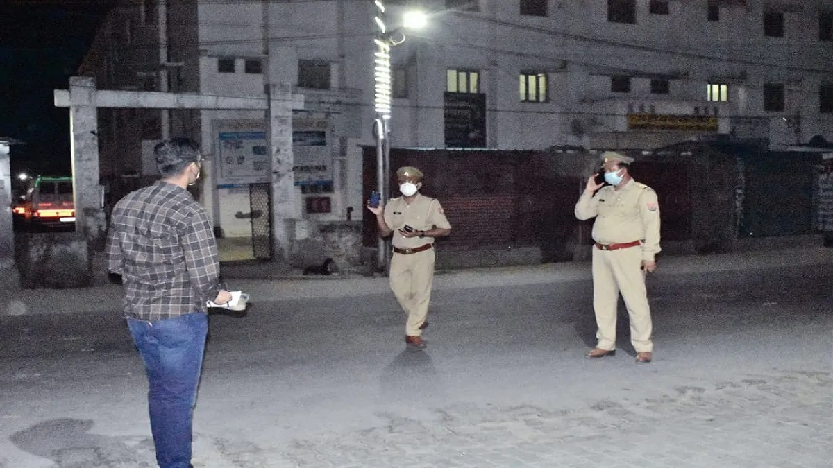 Lockdown: आधी रात घूमते पकड़े गए 'डीएम', सिपाही ने जमकर लगाई 'क्लास', सुबह मिली शाबाशी Rampur- India TV Hindi