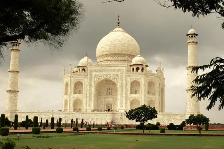 372 सालों में ताजमहल पहली बार इतने लंबे वक्त के लिए हुआ बंद <p>Taj Mahal</p>- India TV Hindi
