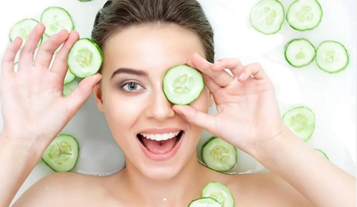 खीरे का यूं इस्तेमाल करके पाएं बेदाग ग्लोइंग स्किन के साथ लंबे घने बाल स्किन और चेहरे पर खीरा का इस्तेमाल- India TV Hindi