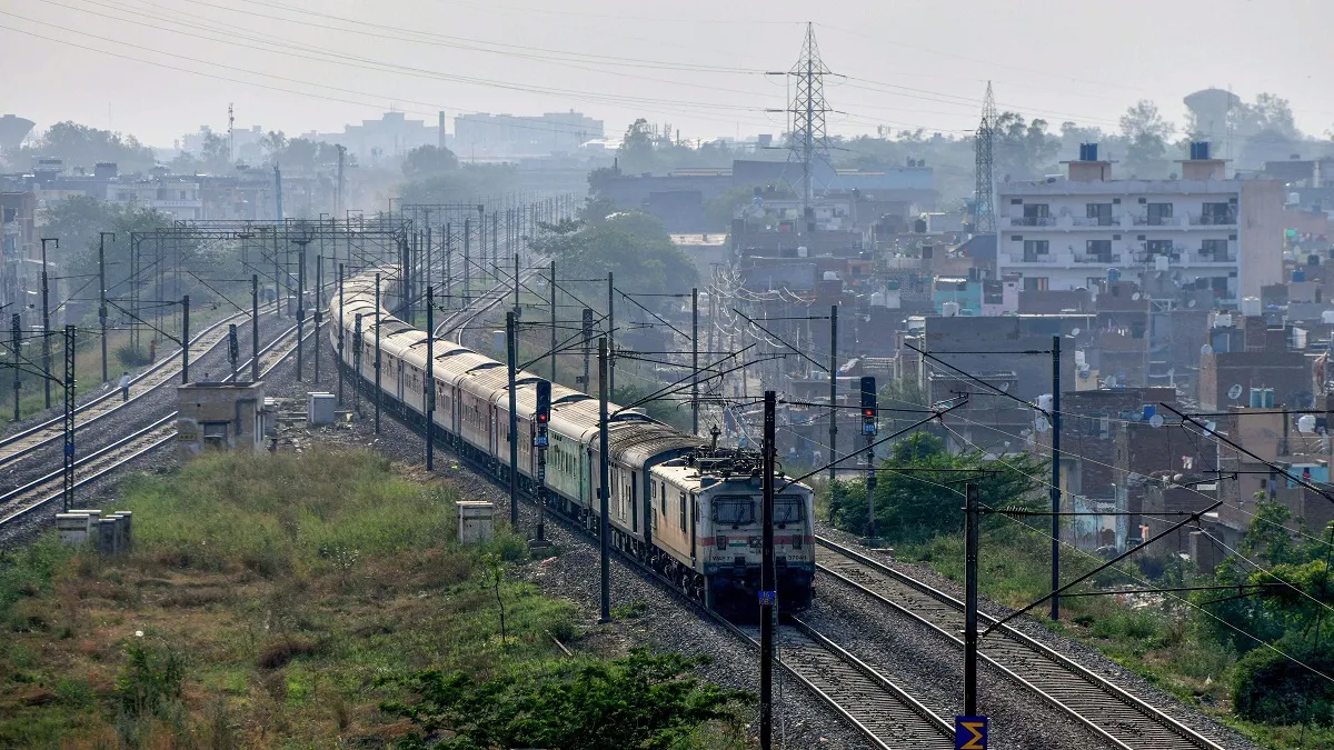 यात्री ट्रेनों के फिर शुरू होने से लॉकडाउन के कारण फंसे लोगों को मिली राहत यात्री ट्रेनों के फिर शुरू होने से लॉकडाउन के कारण फंसे लोगों को मिली राहत - India TV Hindi