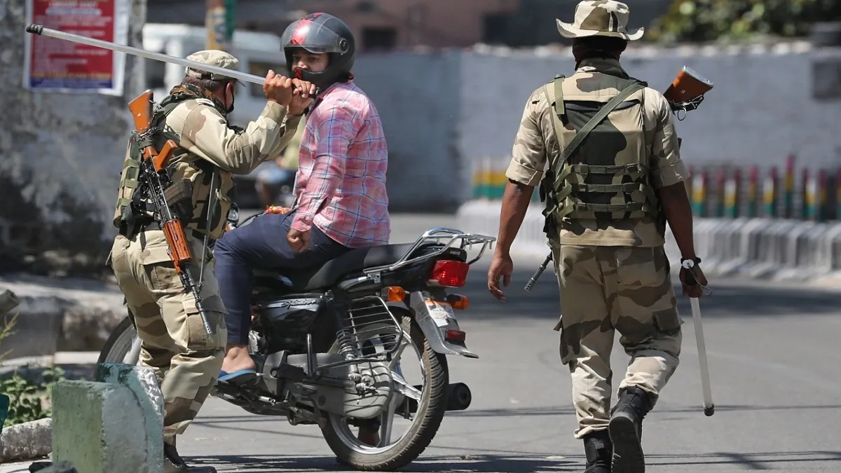 UP में मास्क नहीं पहनने पर ₹500 का जुर्माना, लॉकडाउन तोड़ने पर भरने होंगे ₹1000 UP में मास्क नहीं पहनने पर 500 रुपये का जुर्माना, लॉकडाउन तोड़ने पर भरने होंगे 1000 रुपये- India TV Hindi