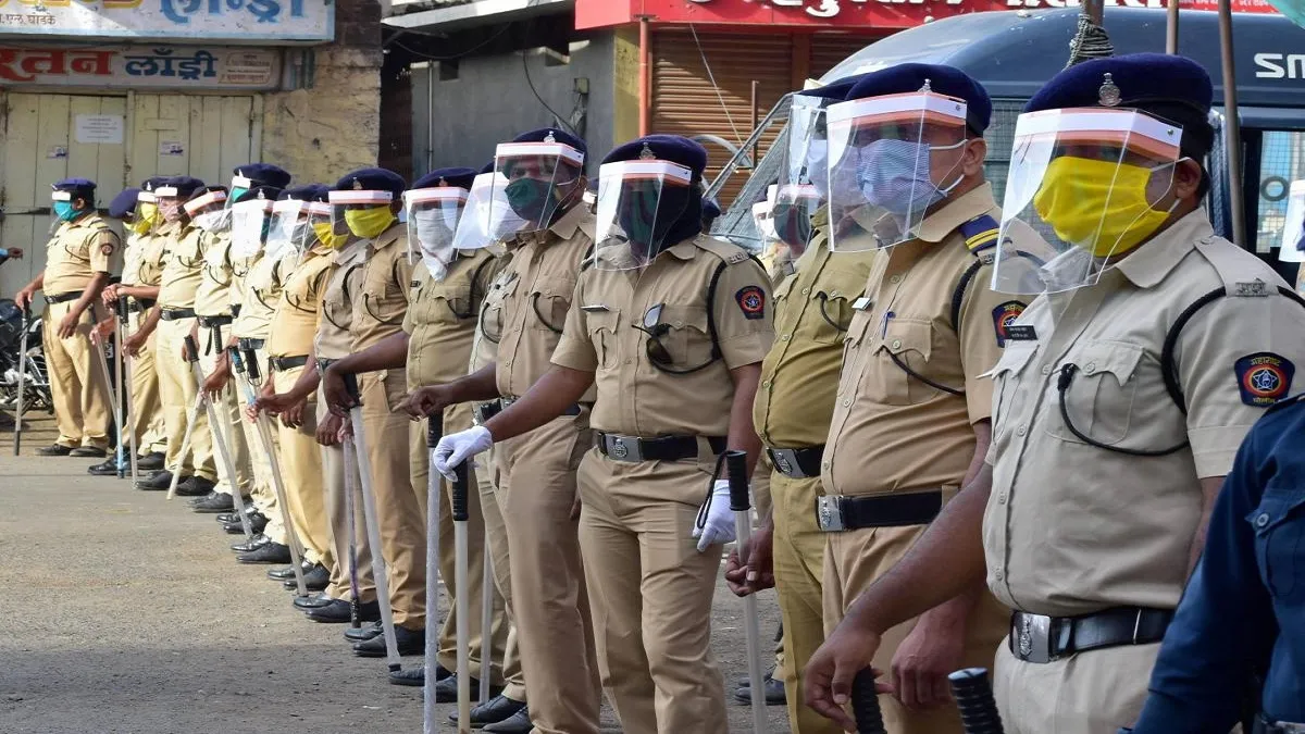 Coronavirus Lockdown: महाराष्ट्र में पिछले 24 घंटों में 116 पुलिस कर्मी कोरोना संक्रमित पाए गए Maharashtra police coronavirus update- India TV Hindi