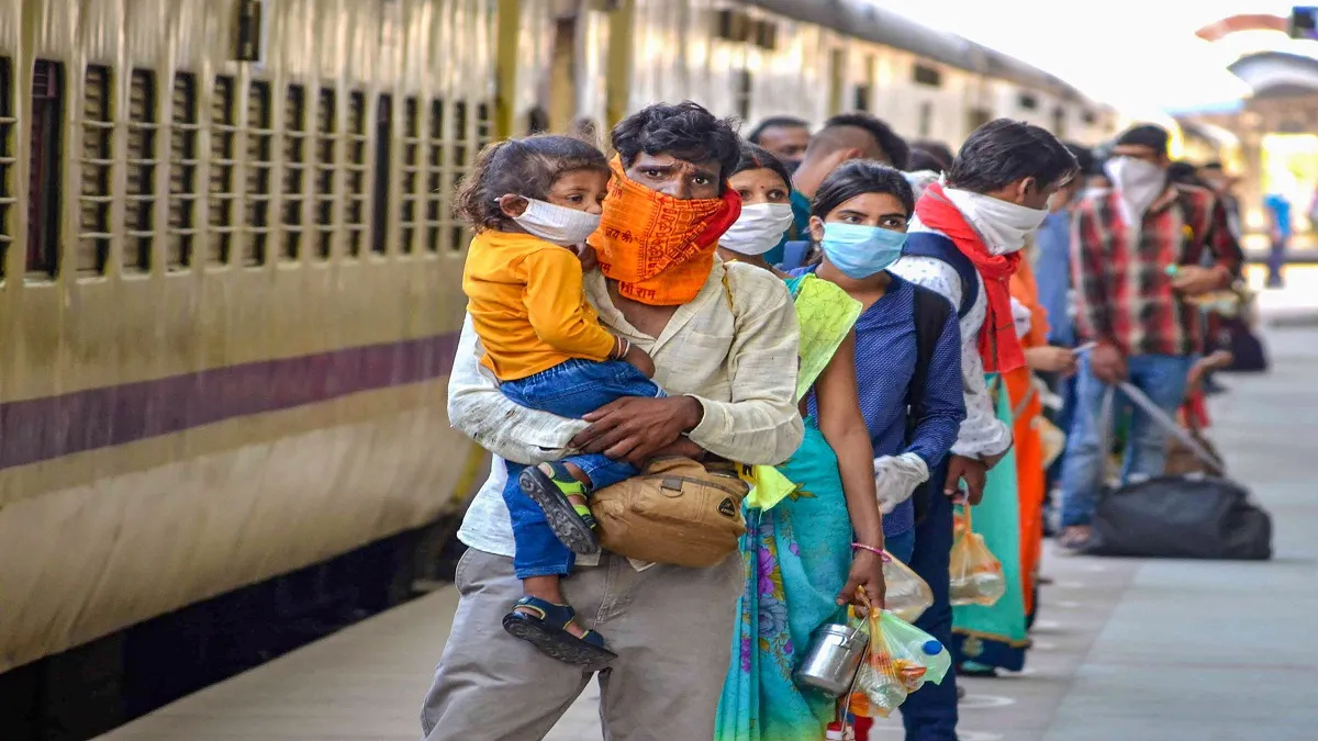 दिल्ली सरकार ने अधिकारियों से कहा, प्रवासियों को जल्दी घर भेजने के लिए रेलवे के साथ को-ऑर्डिनेट करें- India TV Hindi