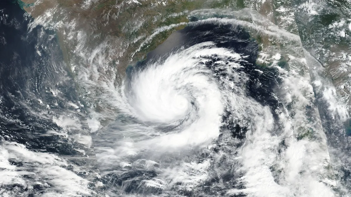 चक्रवाती तूफान 'अम्फान' की तस्वीरें, देखिए- कहां-कहां कैसे बने हालात? Satellite image released by NASA shows Cyclone Amphan over the Bay of Bengal in India.- India TV Hindi