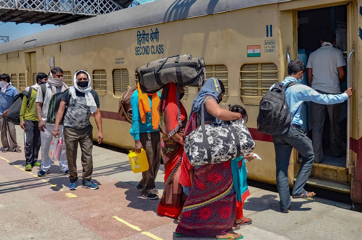 उत्तर प्रदेश: 43 श्रमिक स्पेशल ट्रेनों से 51 हजार से अधिक मजदूर आए, पहला विमान शारजाह से नौ मई को आएगा Train- India TV Hindi