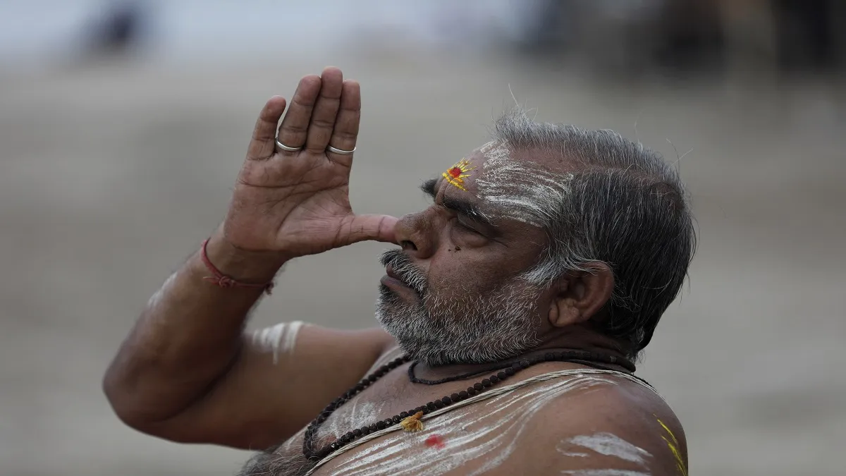 कोरोना वायरस संकट के बीच लोगों ने अपने-अपने घरों में मनाया अंतर्राष्ट्रीय योग दिवस Yoga Day celebrations go virtual amid COVID-19 restrictions; PM says world needs yoga more than ever- India TV Hindi