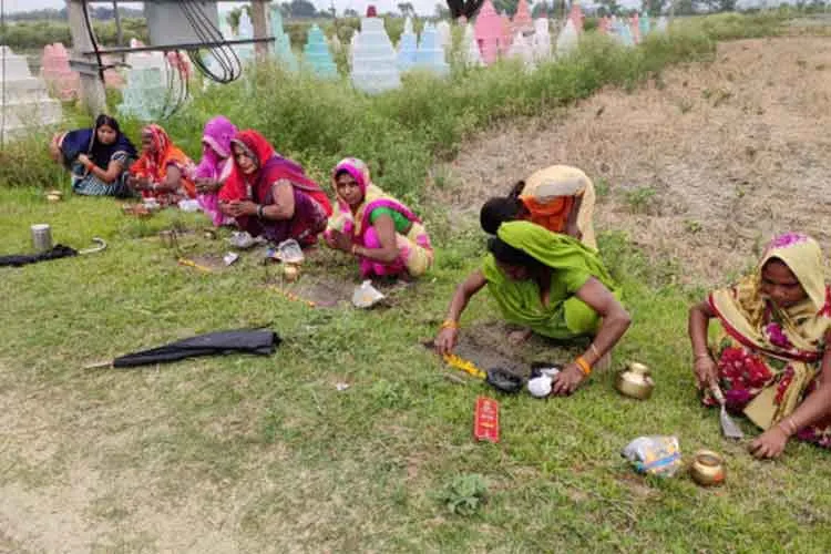 बिहार: कोरोना बनी 'माई', महामारी दूर करने के लिए महिलाएं कर रही पूजा <p>बिहार: कोरोना बनी...- India TV Hindi