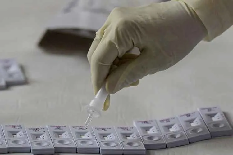 देश में एक दिन में Coronavirus के रिकॉर्ड 14 हजार के करीब मामले, चेन्नई में फिर लॉकडाउन <p>A medic pours a drop of swab sample on a slide for...- India TV Hindi