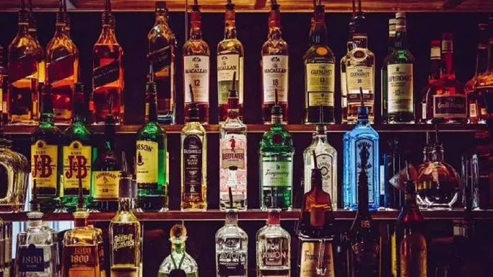 यूपी सरकार ने शॉपिंग मॉल्स में दी शराब बेचने की अनुमति Liquor sale start in shopping malls of Uttar pradesh - India TV Hindi