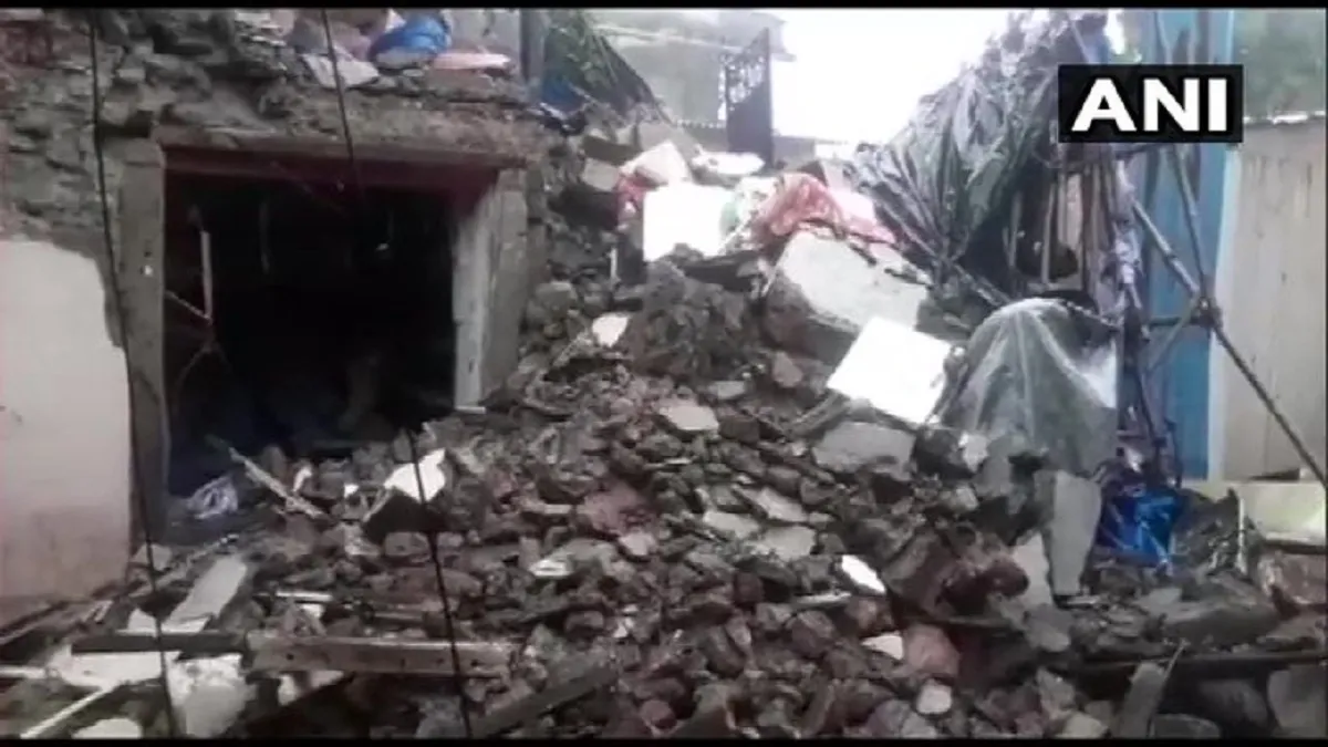 मुंबई के जोगेश्वरी पूर्व में 2 मंजिला मकान का एक हिस्सा गिरा, 3 लोग घायल Mumbai: Portion of a building collapsed in Jogeshwari East, no casualties reported - India TV Hindi