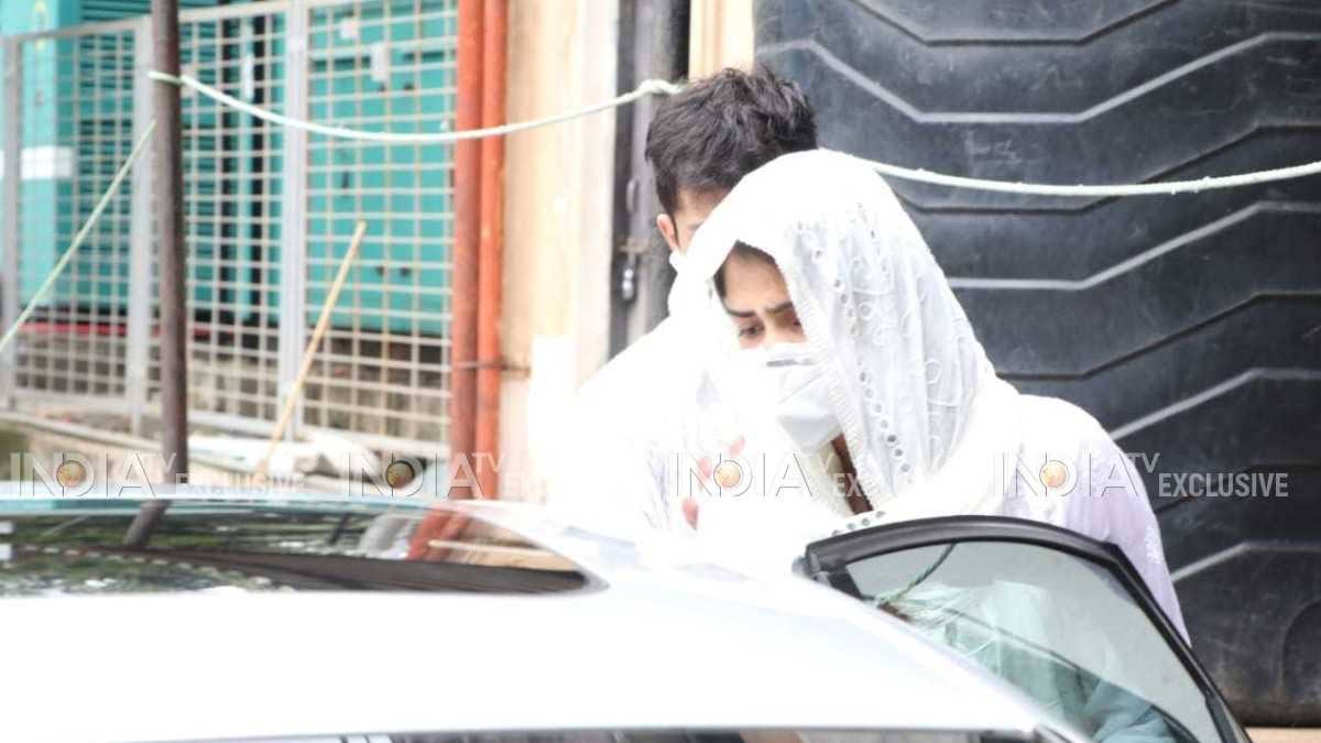 sushant singh rajput funeral rhea chakraborty visit hospital family ...