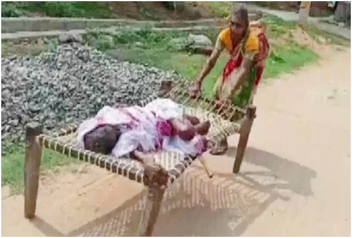 PICS: सौ साल की मां को खाट पर खींचकर बैंक पहुंची 70 साल की बेटी, वजह जानकर सन्न हो जाएंगे Mother Daughter in bank - India TV Hindi