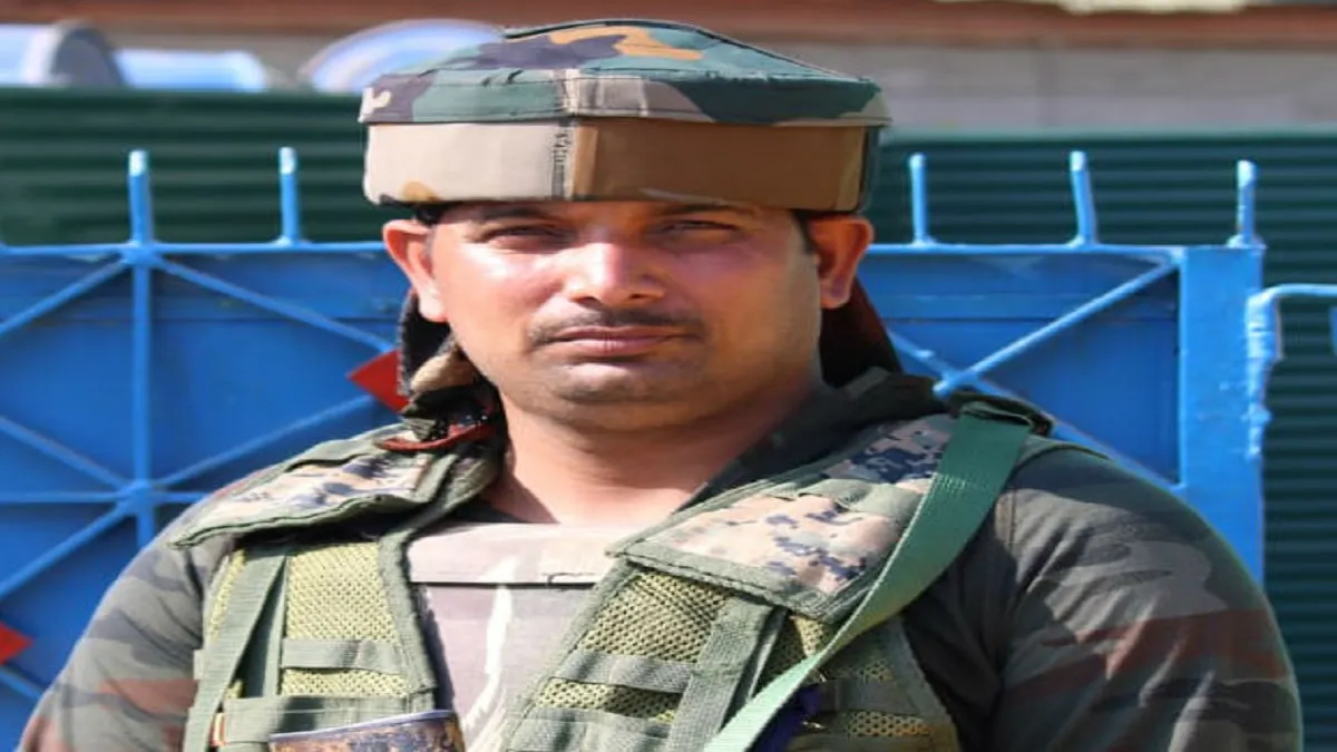 आतंकियों से मुठभेड़ के दौरान बच्चे को बचाने वाले CRPF जवान पवन की बहादुरी के कई और भी हैं किस्से CRPF Jawan pawan kumar choubey, Sopore, terrorist attack- India TV Hindi