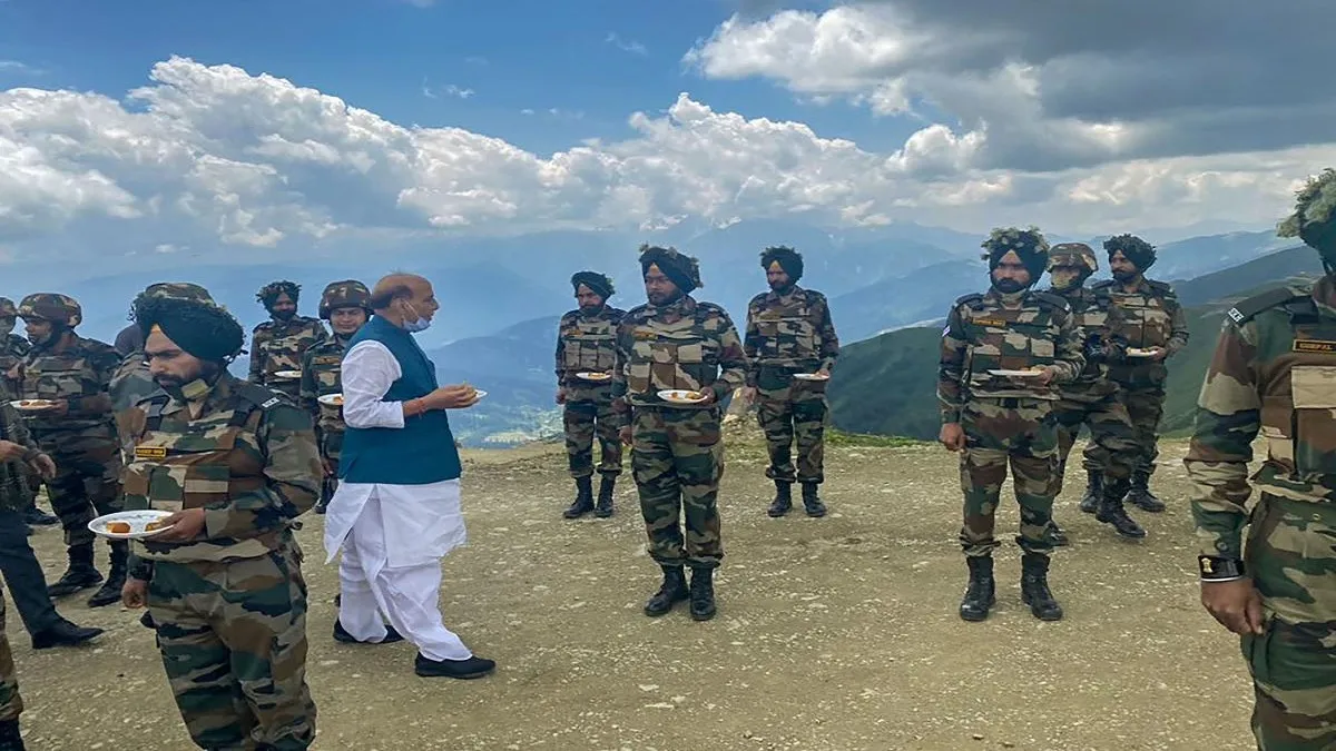 राजनाथ ने उत्तरी कश्मीर के केरन सेक्टर में अहम अग्रिम चौकी का दौरा किया Defence minister Rajnath Singh visits key forward post along LoC in Kashmir- India TV Hindi