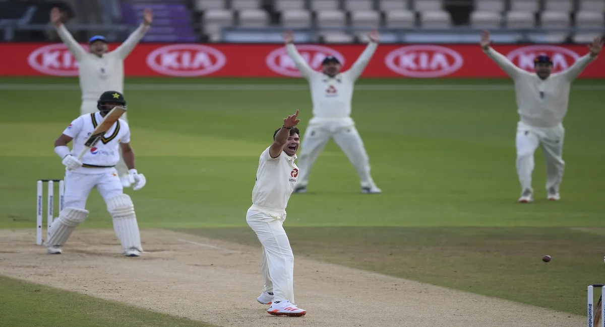 Eng vs Pak, 3rd Test Day 2, STUMPS : पाकिस्तान (24/3) को लगे शुरुआती झटके, इंग्लैंड ने (583/8) बनाई मैच पर पकड़ ENG vs PAK, pakistan vs england live score, eng vs pak live score,pakistan tour of 2020, England vs - India TV Hindi