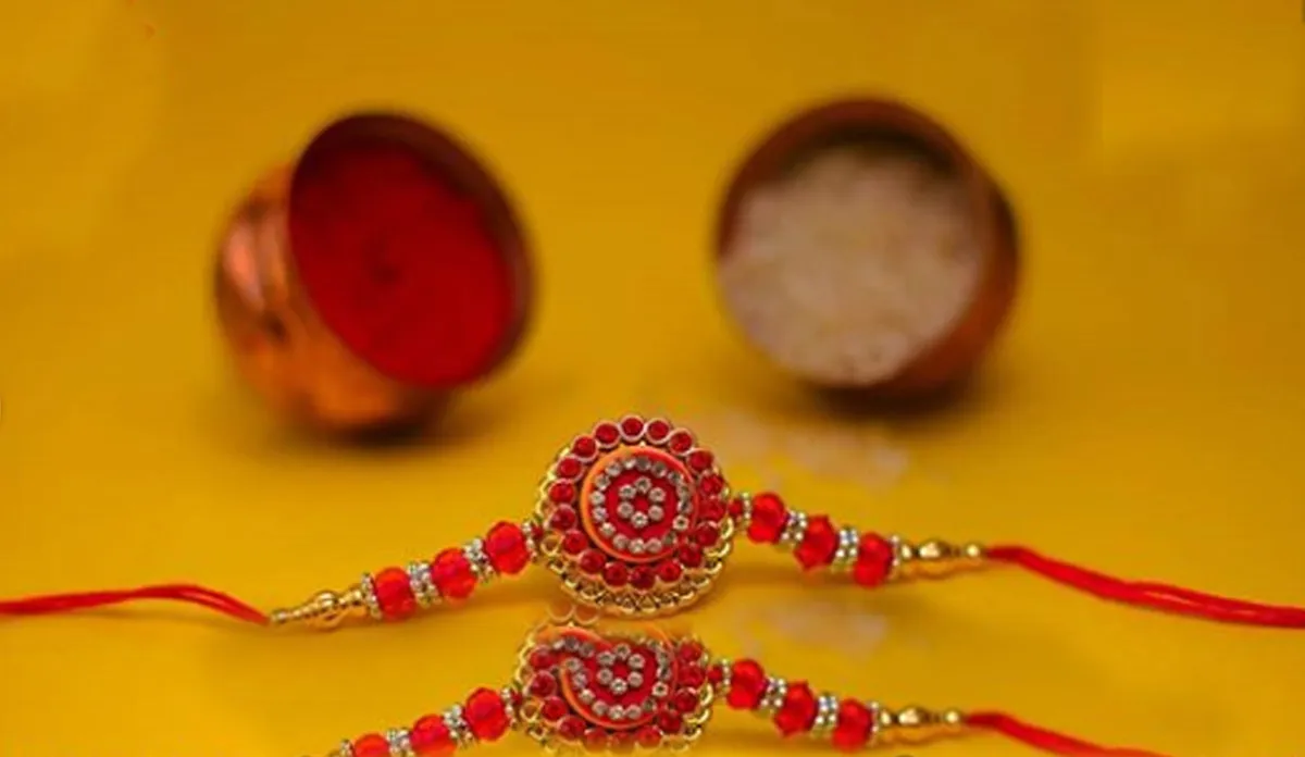 Raksha Bandhan 2020: रक्षाबंधन के दिन बहन भाई को बांधे राशिनुसार इस रंग की राखी, मिलेगा दुर्भाग्य से मुक्ति रक्षाबंधन के दिन किस दिशा में मुंह करके राखी बांधनी चाहिए, साथ ही भाई अपनी बहनों से किस रंग की राखी - India TV Hindi