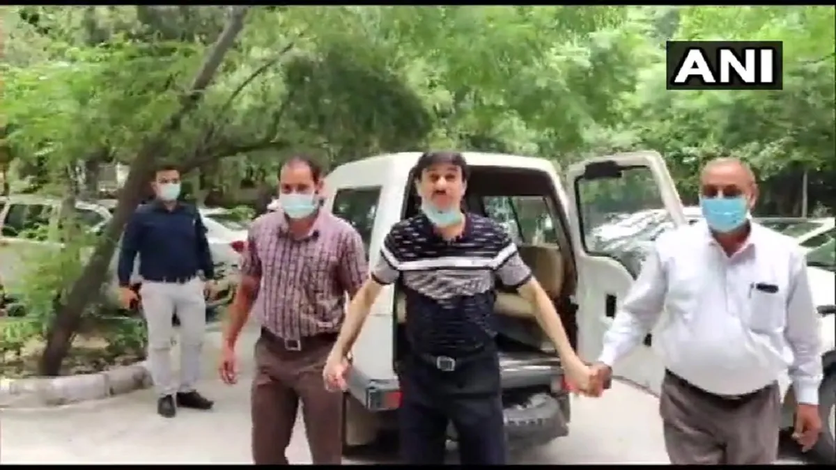 दिल्ली पुलिस की आर्थिक अपराध शाखा ने IFS अधिकारी बनकर 36 करोड़ की ठगी करने वाले एक व्यक्ति को किया गिरफ्तार Delhi Police Economic Offences Wing arrests a fake IFS- India TV Hindi