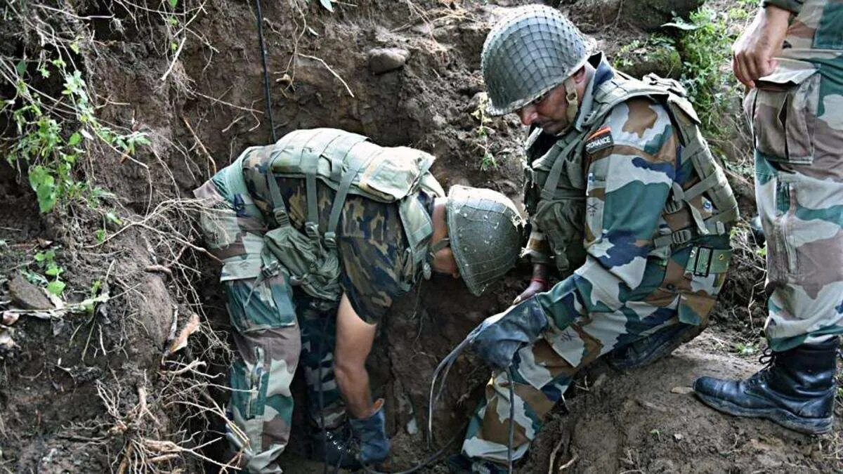 सेना से बचने के लिए आतंकवादियों ने शोपियां में बनाए भूमिगत बंकर Terrorists build underground bunkers in Shopian to escape Army's pursuit - India TV Hindi