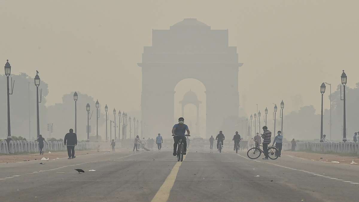 Delhi NCR air pollution AQI level smog in Delhi । दिल्ली-NCR में बढ़ा वायु  प्रदूषण, कई जगहों पर AQI 450 के पार, छाई गहरी धुंध - India TV Hindi News