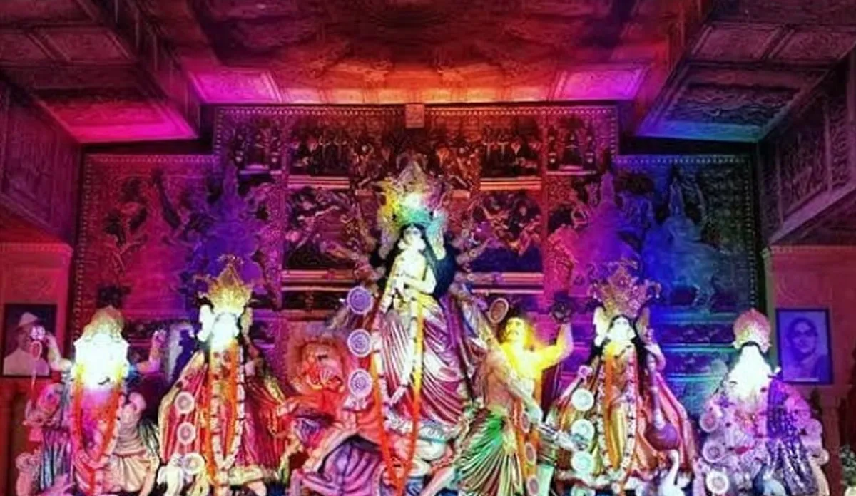 कोरोना के कारण मुंबई का सबसे बड़ा मां दुर्गा का पंडाल हुआ वर्चुअल, आशीर्वाद लेने आते थे ये स्टार्स कोरोना के कारण मुंबई का सबसे बड़ा मां दुर्गा का पंडाल हुआ वर्चुअल, आशीर्वाद लेने आते थे ये स्टार्स- India TV Hindi
