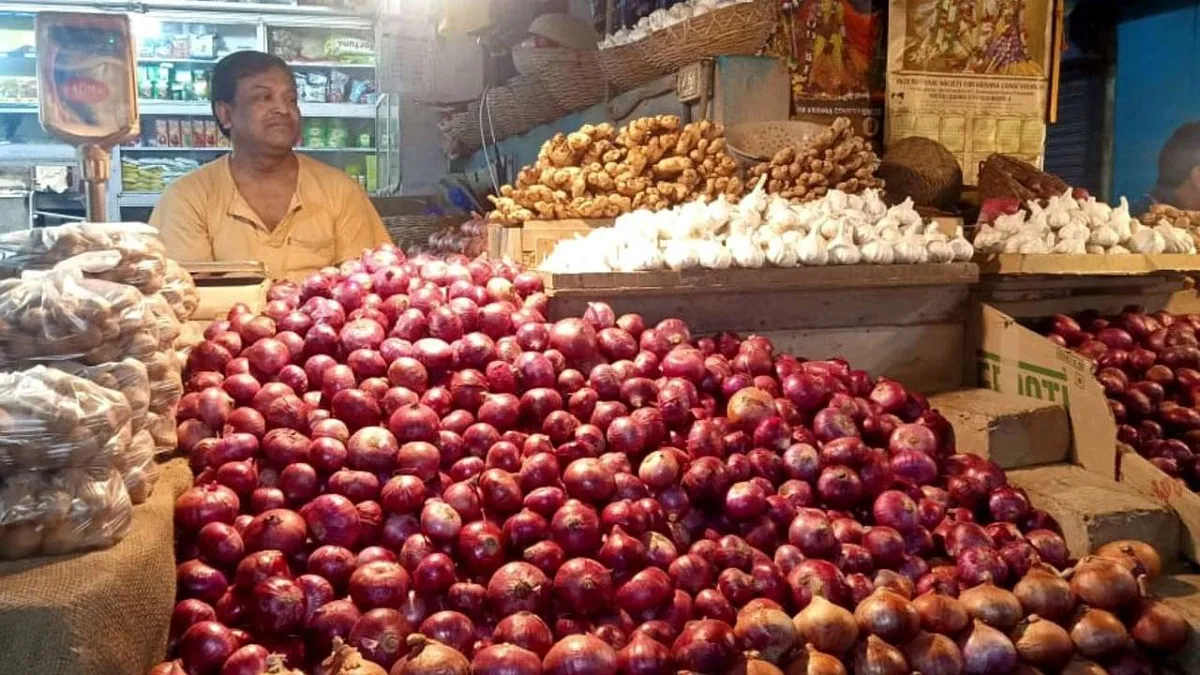 Onion Price: प्याज के दाम आसमान पर पहुंचाने के पीछे हैं ये 5 कारण, जानिए कब घटेंगे दाम why onion price surged, Kharif onion output likely to drop 14pc - India TV Paisa