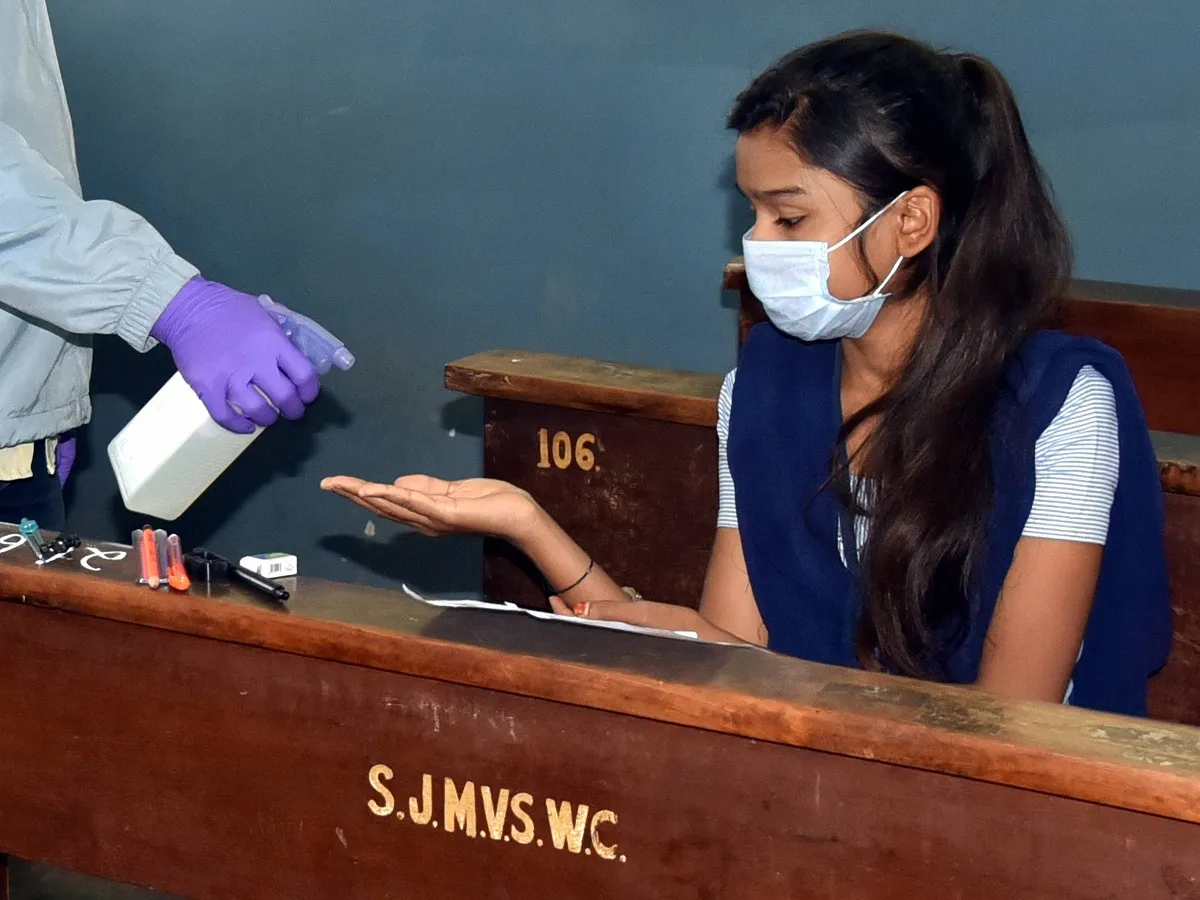 Corona: शिक्षा मंत्रालय ने स्कूल खोले जाने को लेकर जारी की SOP, इन बातों का रखना होगा खास ख्याल school opening guidelines issued by education ministry । शिक्षा मंत्रालय ने स्कूल खोले जाने को लेकर - India TV Hindi