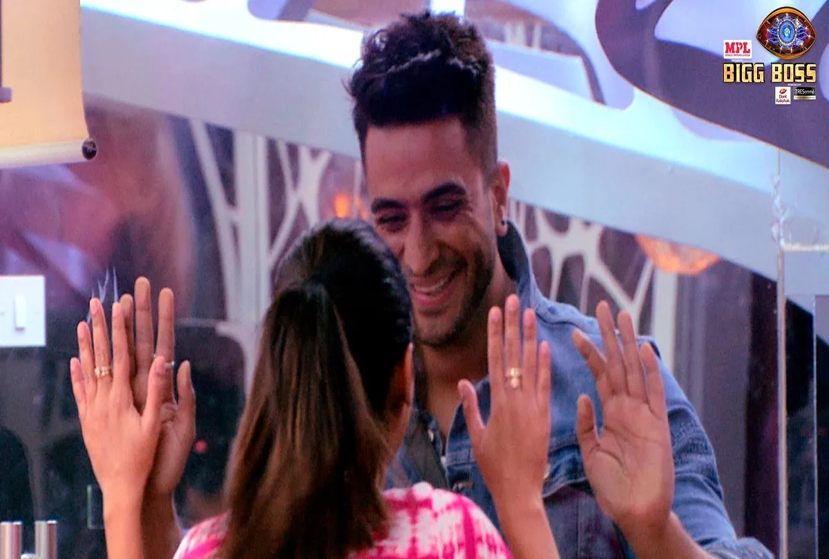 Bigg Boss 14 4 Nov: शो में हुई अली गोनी की एंट्री, कैप्टंसी टास्क में पवित्रा और जैस्मिन की कल होगी बहस Aly Gony and Jasmin- India TV Hindi