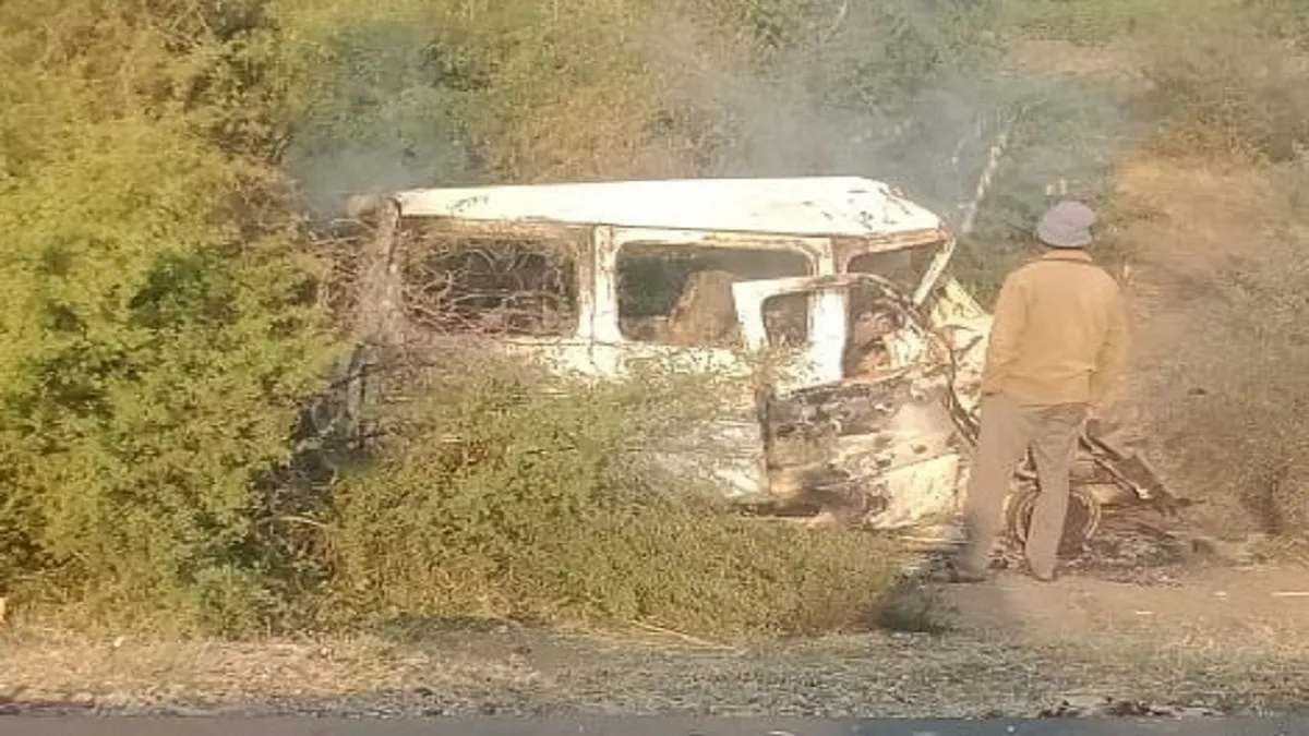 गुजरात के सुरेंद्र नगर में दर्दनाक हादसा, ट्रक और कार की टक्कर में 7 लोगों की मौत Gujarat patdi accident news collision between car and truck 7 people killed । गुजरात के सुरेंद्र नगर- India TV Hindi