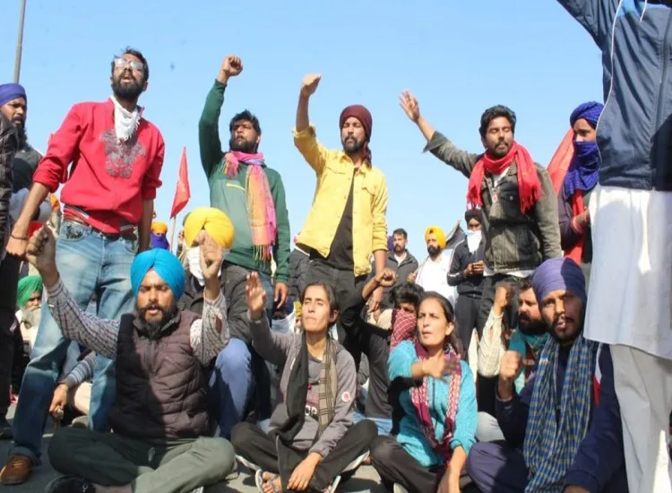 2 लाख और किसान पहुंचेंगे दिल्ली, 40 किलोमीटर लंबा है गाड़ियों का काफिला <p>2 लाख और किसान...- India TV Hindi