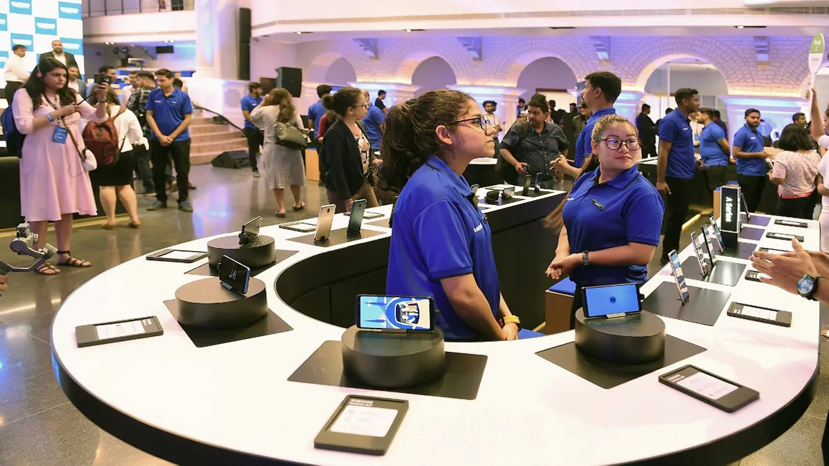 Samsung ने शुरू की अनोखी सर्विस, अब किराये पर मिलेंगे महंगे मोबाइल फोन Samsung Start smartphone rental service in germany- India TV Paisa