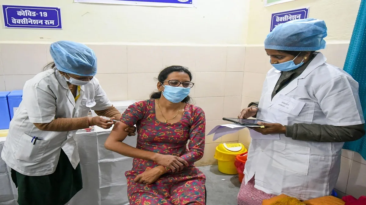 कोरोना वैक्सीन लगने के बाद 3 लोगों को हुई एलर्जी, सामने आए ये लक्षण Coronavirus vaccine side effects case india vaccination latest update news- India TV Hindi