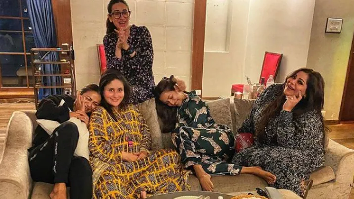 करीना कपूर गर्लगैंग के साथ एंन्जाय करती आईं नजर- India TV Hindi