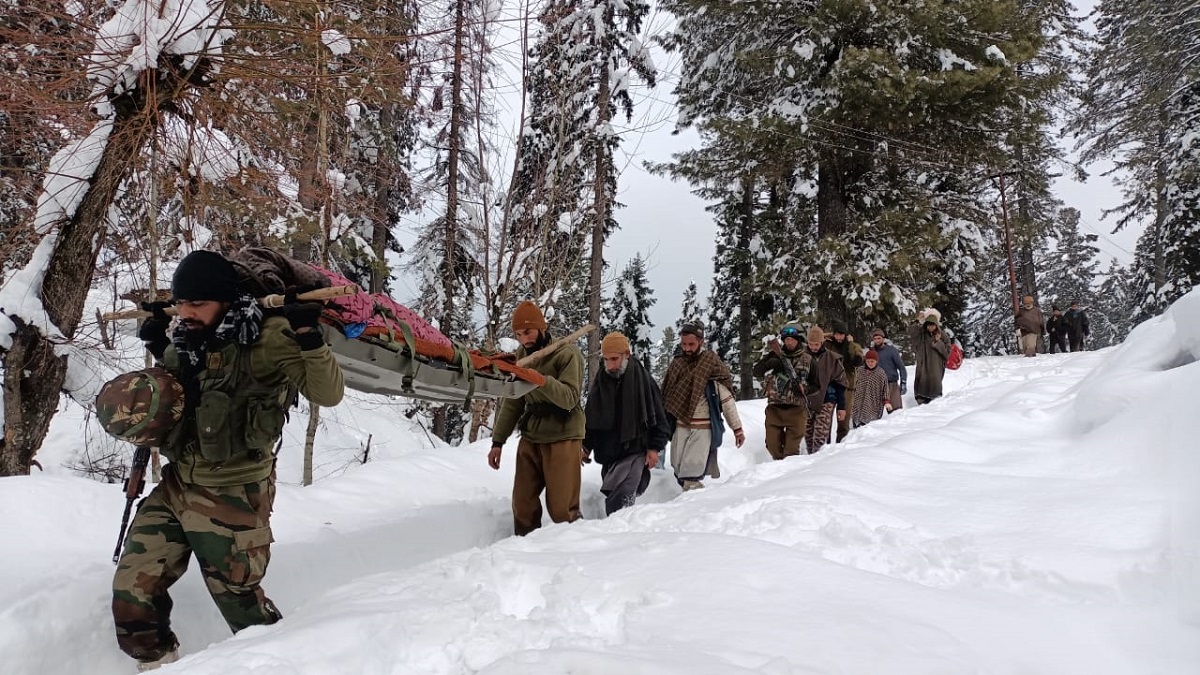 Indian army help kashmir sopore locals wife in heavy snowfall ?????? ...