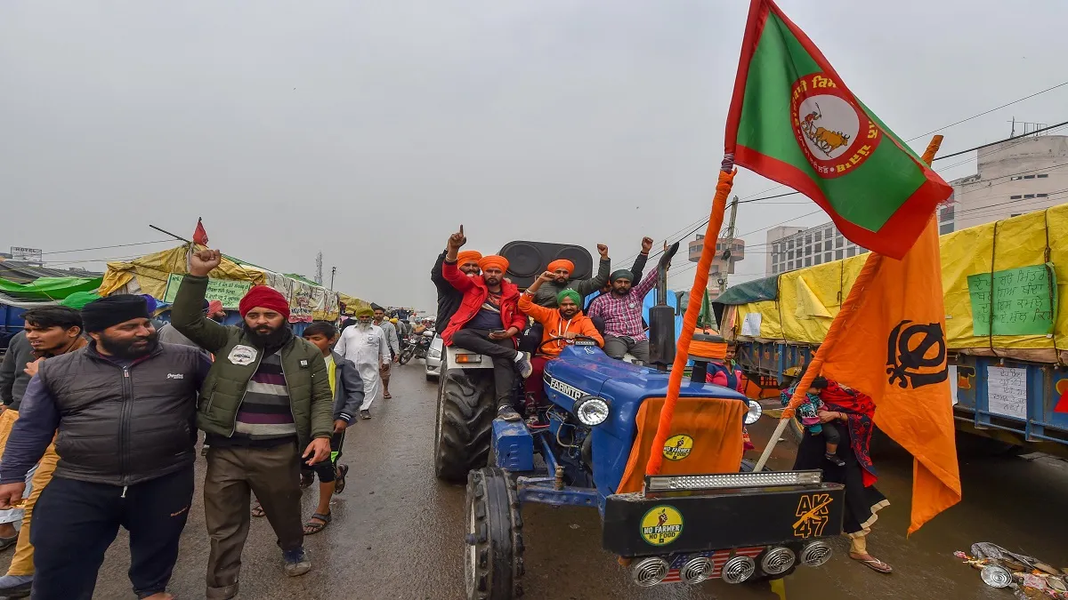 Kisan Andolan Live: प्रदर्शनकारी किसान निकाल रहे हैं ट्रैक्टर रैली, टिकैत बोले- 2024 तक जारी रहेगा आंदोलन Kisan andolan farmer protests tractor rally today delhi NCR haryana punjab singhu border hindi news - India TV Hindi