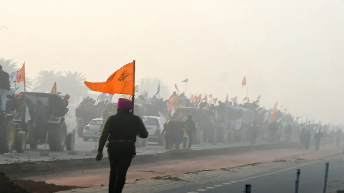 Tractor Rally Photos: तस्वीरों में देखिए किसानों की ट्रैक्टर परेड, सिंघू-टिकरी और गाजीपुर बॉर्डर से हुई शुरुआत <p>Tractor Rally Photos: तस्वीरों में...- India TV Hindi