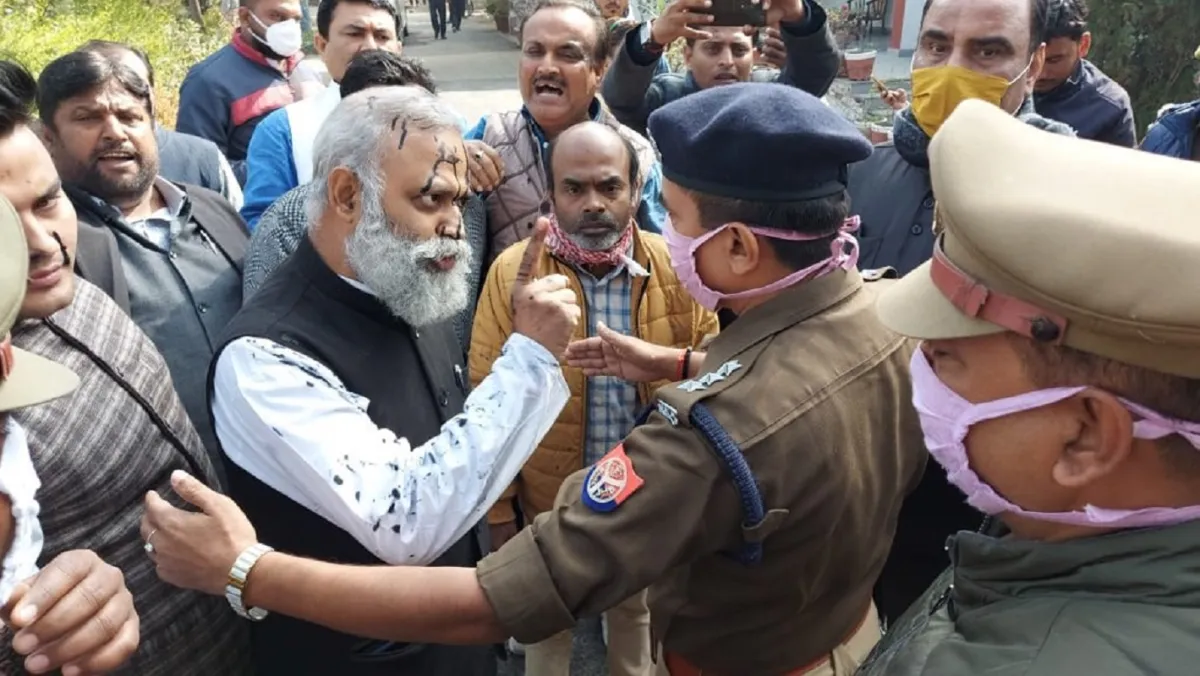 AAP विधायक सोमनाथ भारती की जमानत अर्जी खारिज, भेजे गए जेल, दिया था आपत्तिजनक बयान AAP MLA Somnath Bharti arrested in Raebareli, taken to Amethi- India TV Hindi