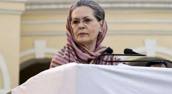 कृषि कानूनों पर सोनिया गांधी ने मोदी सरकार को घेरा, सोमवार को होने वाली बैठक से पहले किसानों ने कही ये बात Congress interim president Sonia Gandhi- India TV Hindi