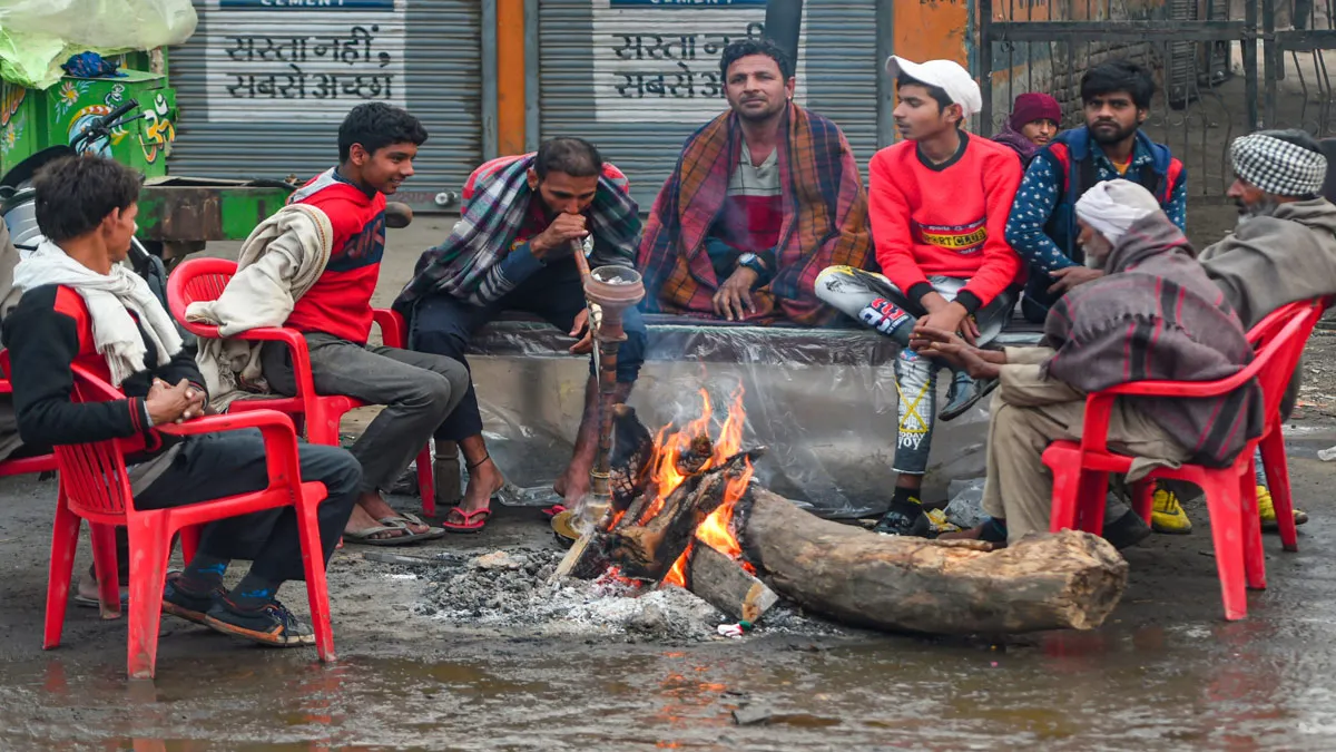 उत्तर भारत में शीतलहर जारी, हल्की बारिश, बर्फबारी दर्ज की गई उत्तर भारत में शीतलहर जारी, हल्की बारिश, बर्फबारी दर्ज की गई- India TV Hindi