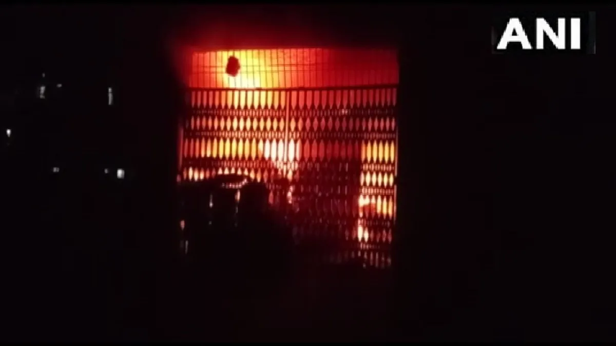 बिहार: मुजफ्फरपुर के मनियारी पुलिस स्टेशन में आग लगी, दमकल की गाड़ियां आग बुझाने में जुटीं बिहार: मुजफ्फरपुर के मनियारी पुलिस स्टेशन में आग लगी, दमकल की गाड़ियां आग बुझाने में जुटीं- India TV Hindi