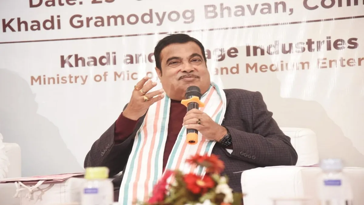 हर गांव में गोबर से पेंट बनाने की फैक्ट्री क्यों खुलवाना चाहते हैं गडकरी? jobs in village Dung paint factory nitin gadkari plan हर गांव में गोबर से पेंट बनाने की फैक्ट्री क्य- India TV Paisa