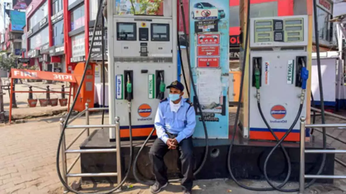 पेट्रोल की बेस कीमत है 31.82 रुपये और डीजल की 33.46 रुपये प्रति लीटर, जानिए कितना देते हैं आप टैक्स और कमीशन Petrol base price Rs 31.82 and diesel base price is Rs 33.46 per litre- India TV Hindi