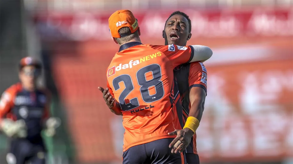 T10 League : कप्तान ब्रावो ने दिल्ली बुल्स को फाइनल में पहुंचाया, नार्दर्न वारियर्स को दी मात T10 League: Captain Bravo leads Delhi Bulls to final, beat Northern Warriors- India TV Hindi