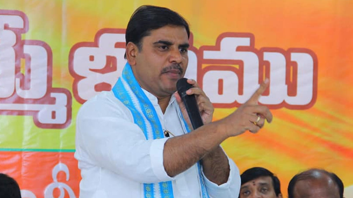 Amaravati Activist Hits Bjp Leader Vishnu Vardhan Reddy With Slipper