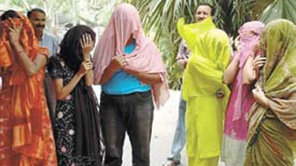 नोएडा में देह व्यापार के अड्डे का भंडाफोड़, 23 गिरफ्तार, छह पुलिसकर्मी निलंबित नोएडा में देह व्यापार के अड्डे का भंडाफोड़, 23 गिरफ्तार, छह पुलिसकर्मी निलंबित- India TV Hindi