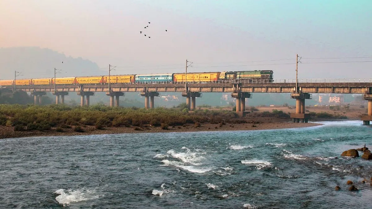 वेस्टर्न रेलवे दुरंतो सुपरफास्ट स्पेशल सहित कुछ और स्पेशल ट्रेनों का संचालन करने वाला है शुरू, देखिए पूरी लिस्ट duranto express ahmedabad pune surendranagar bhavnagar mahua amreli veraval passenger announced tra- India TV Hindi