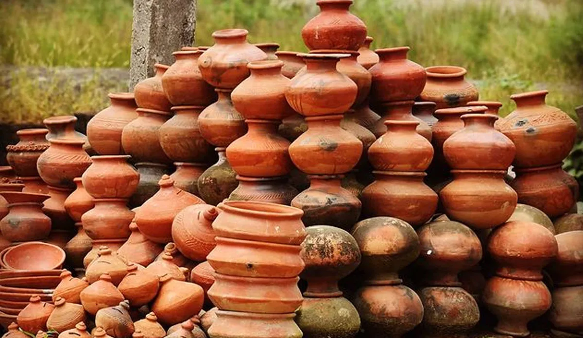 Vastu Tips: मिट्टी के घड़े या मटके के लिए ये दिशा है सबसे बेस्ट, होगी धन संबंधी हर समस्या दूर Vastu Tips: मिट्टी के घड़े या मटके के लिए ये दिशा है सबसे बेस्ट, होगी धन संबंधी हर समस्या दूर- India TV Hindi