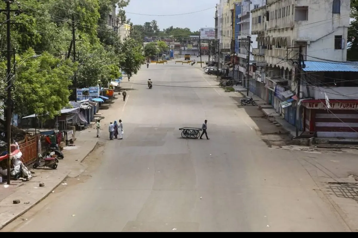 मध्य प्रदेश में कोरोना बेकाबू, करीब 4 हजार नए मामले आए, 15 शहरों में लग चुका है लॉकडाउन Corona spreading faster in Madhya Pradesh, nearly 4 thousand new cases reported, lockdown in 15 citi- India TV Hindi